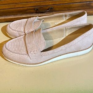 Size 8.5 Life Stride Women’s Zee Loafer-Buff Croco light pink